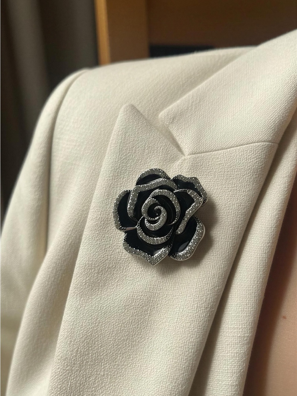 Fashion Jewelry Black Rose Brooch with Crystal Edge